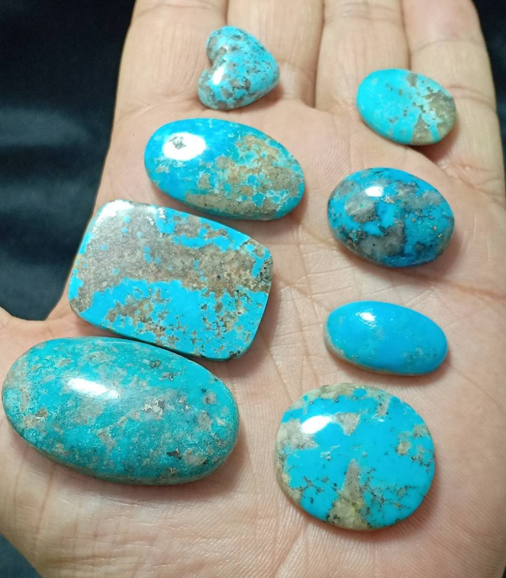 An amazing lot of 8 turquoise Cabochons 51 grams