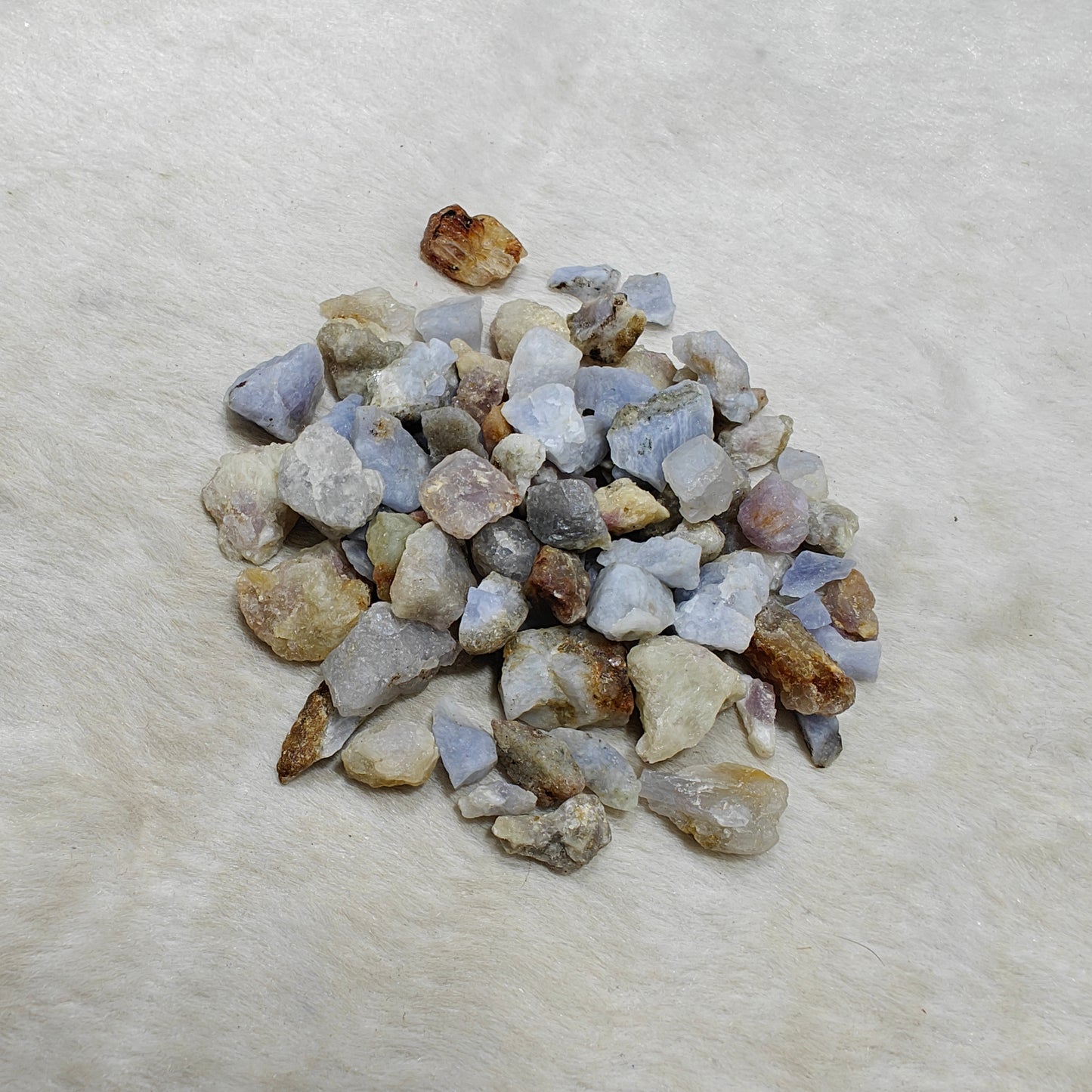 Rough Hackmanite fluorescent 70 grams