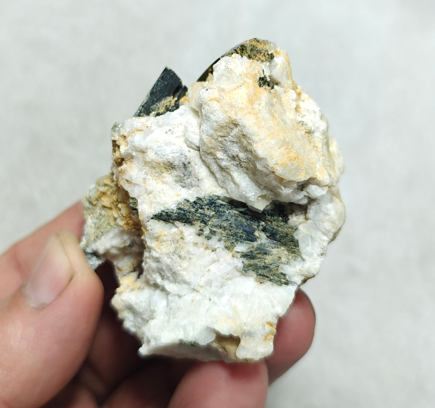 Single beautiful aesthetic aegirine crystals specimen with some calcite 94 grams