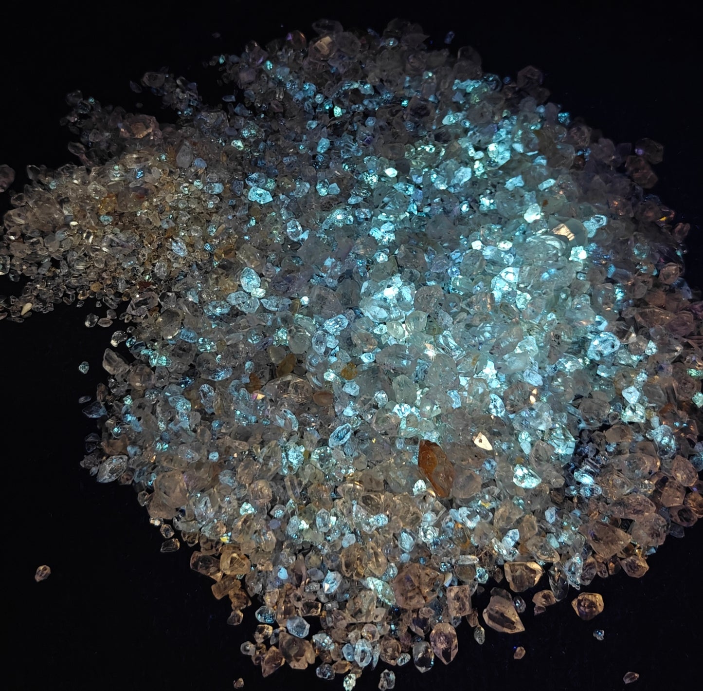 700 grams partly fluorescent diamond quartz crystals collection
