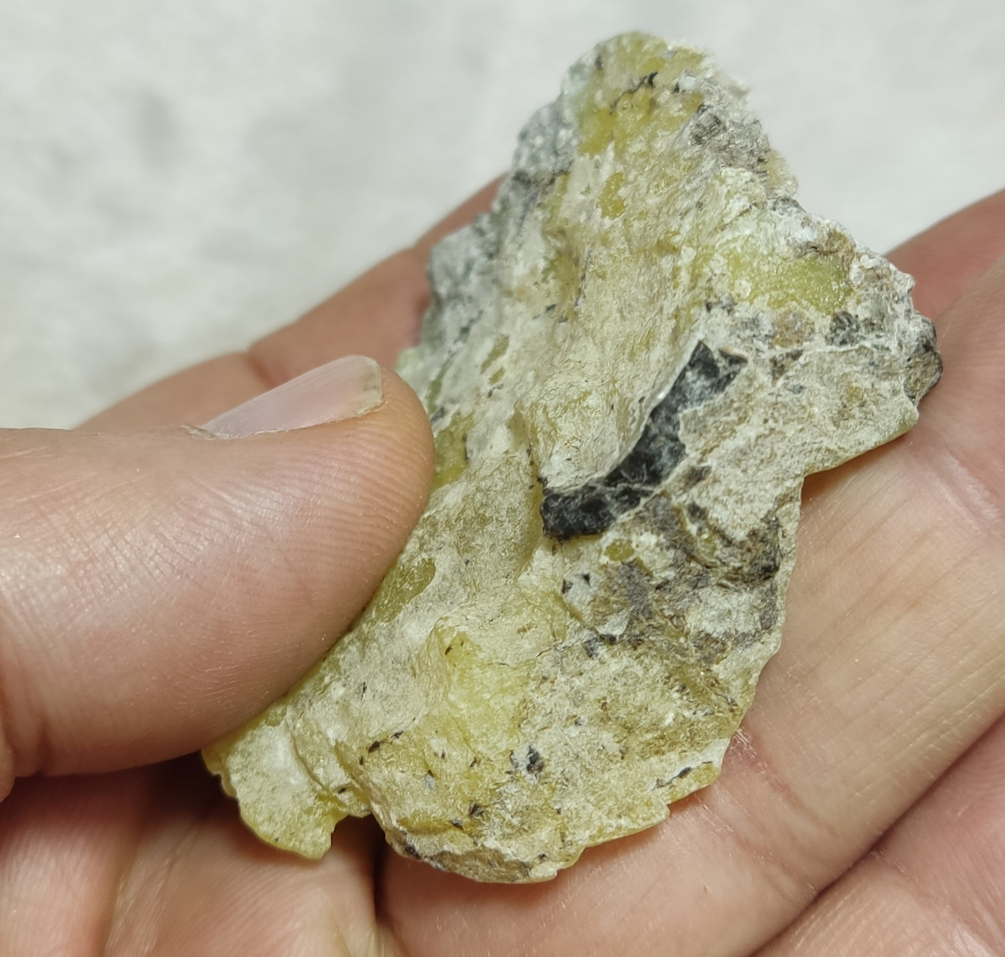 Natural yellow color Brucite 29 grams