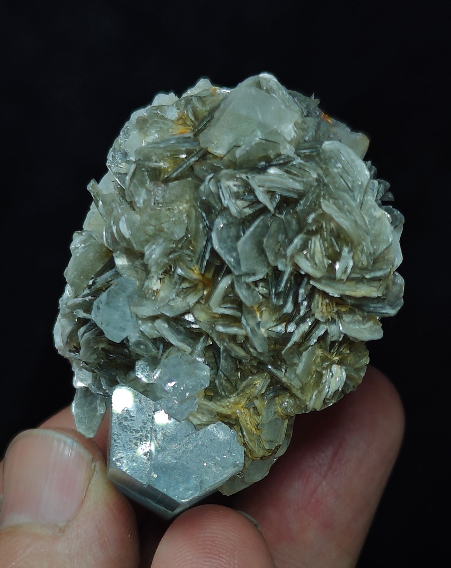 Aquamarine Specimen with associated Muscovite and Fluorite 82 grams