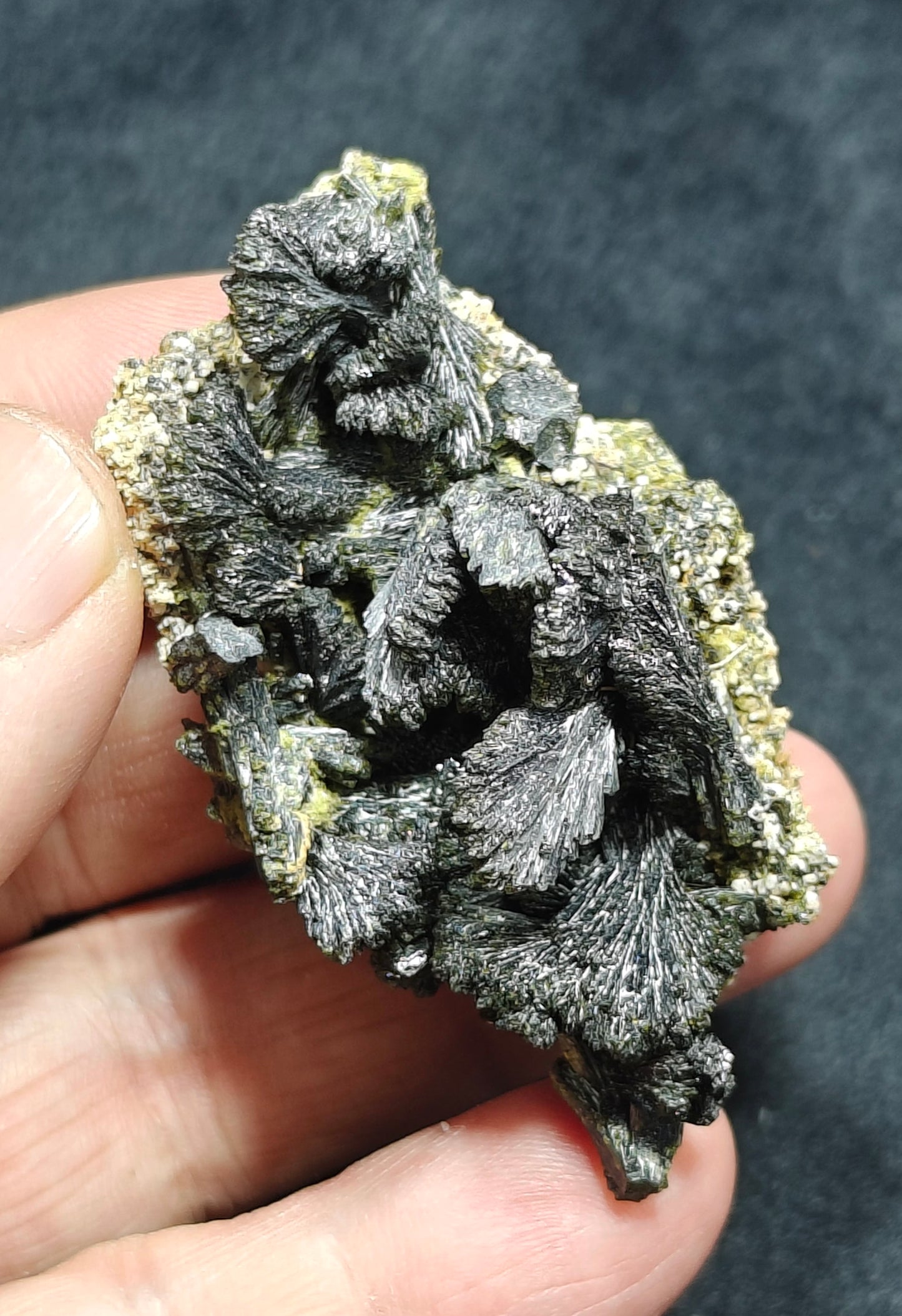 Natural Epidotes cluster 51 grams