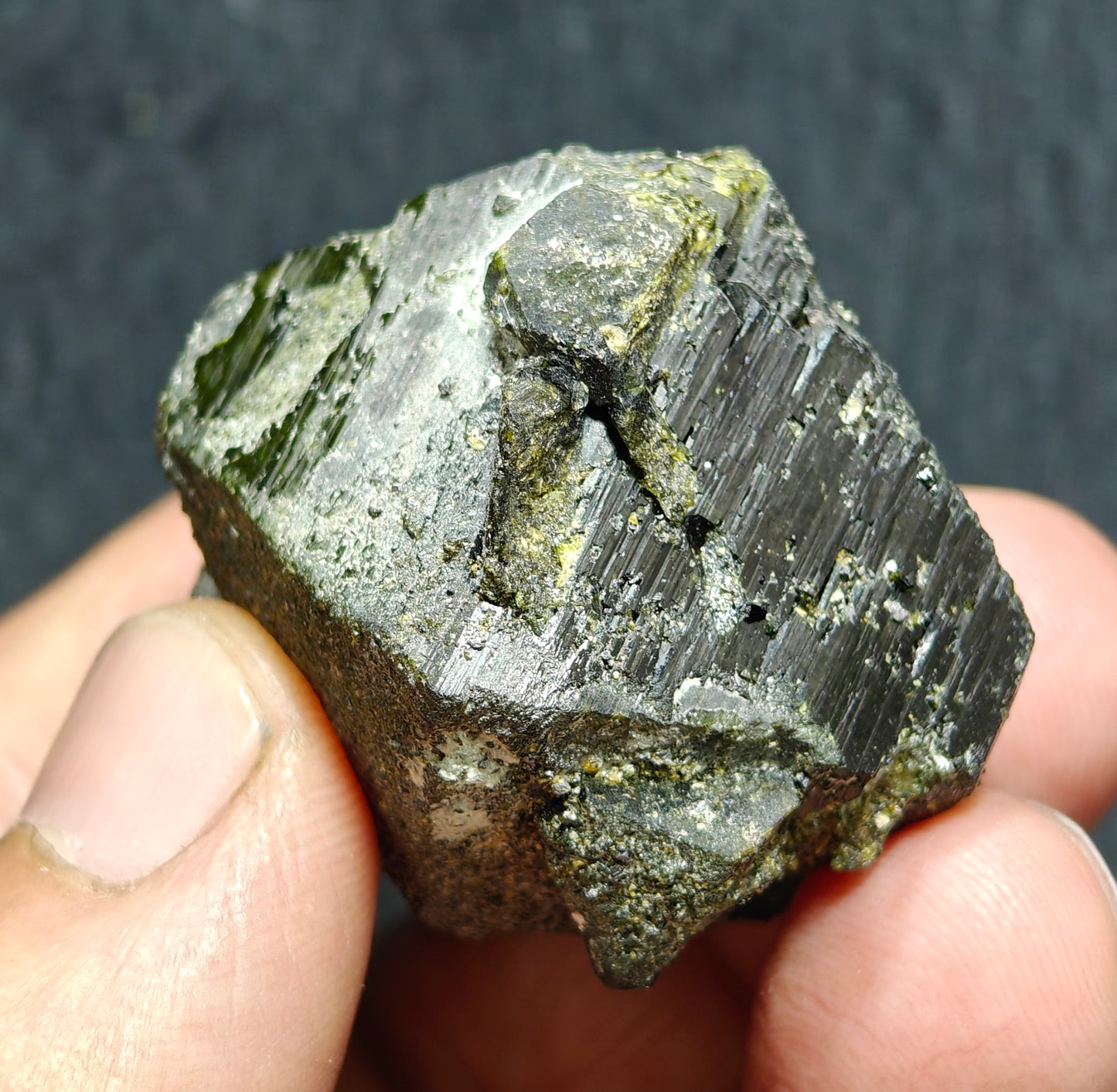 Twin formation octahedral epidote 70 grams