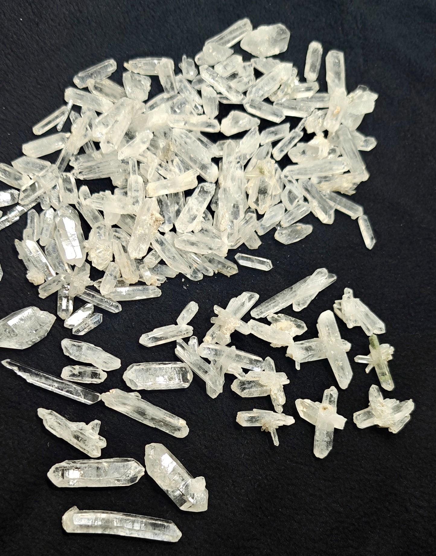 An amazing lot of clear quartz crystals 270 grams