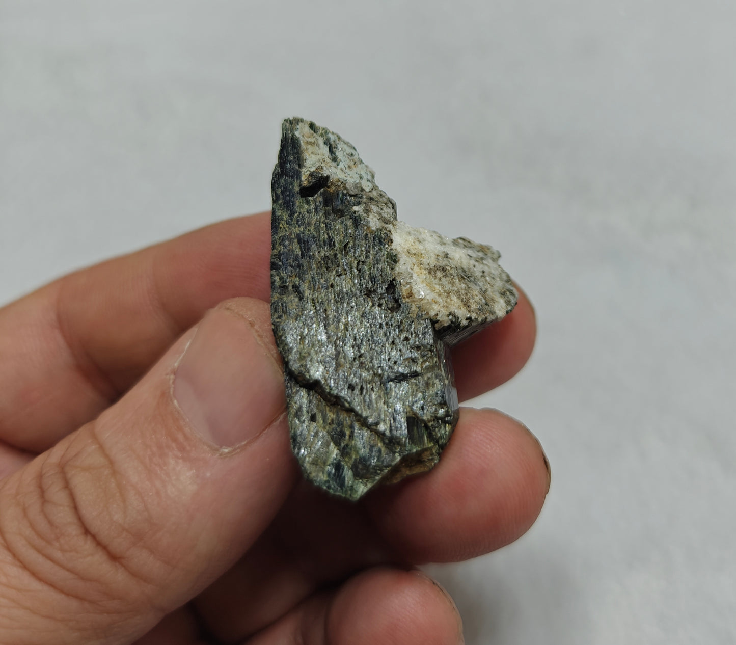 Natural aegirine crystal overlapping twin formations 21 grams