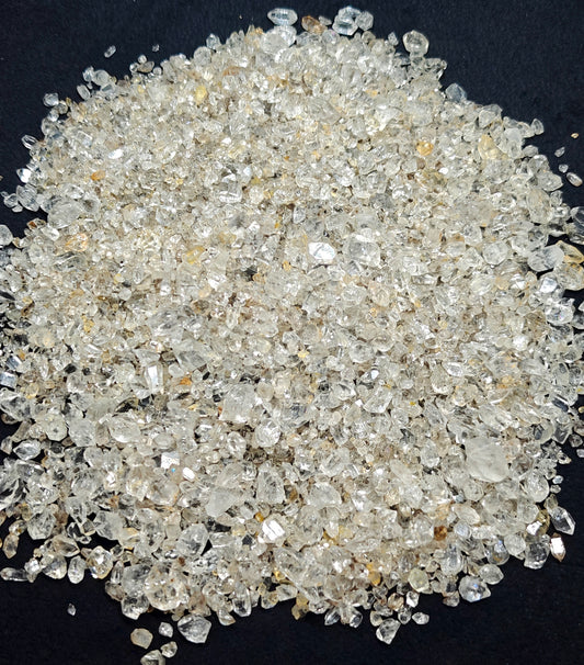 700 grams partly fluorescent diamond quartz crystals collection
