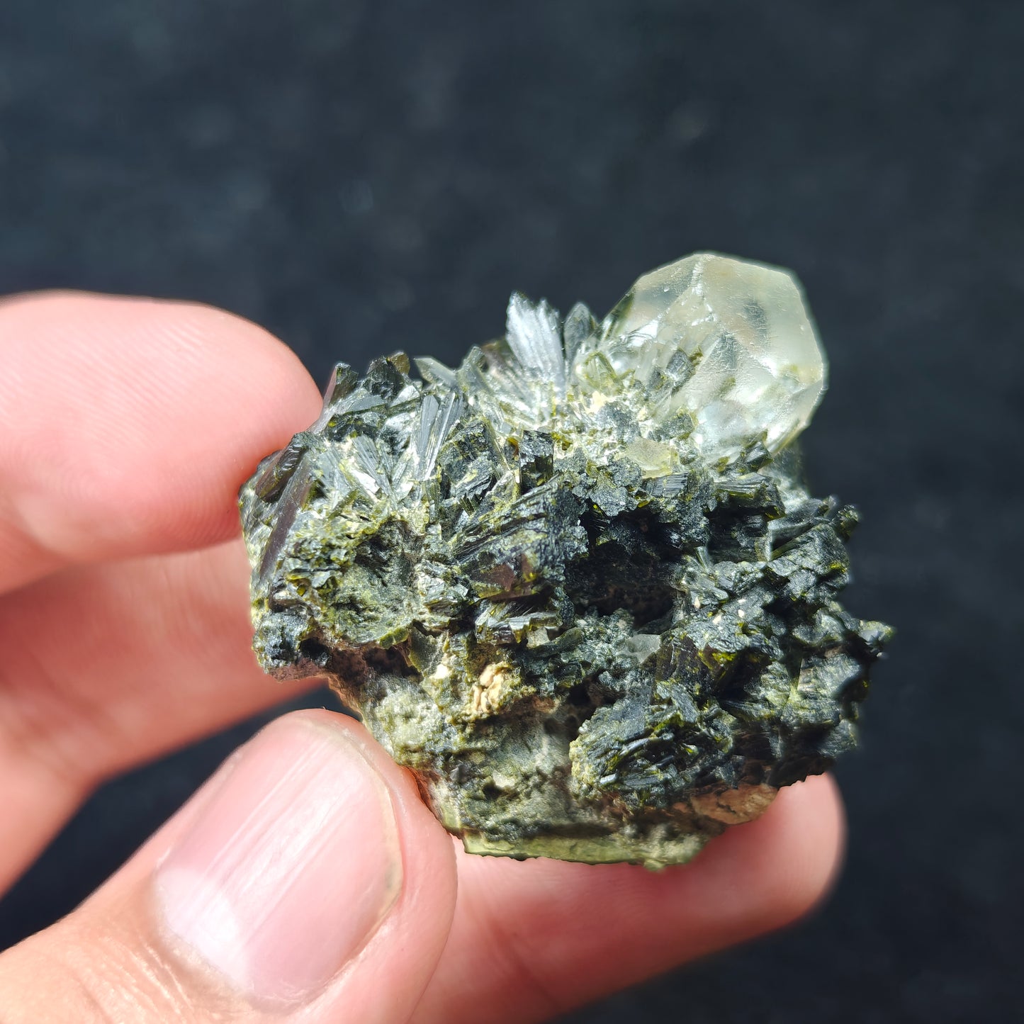 Natural Quartz with epidote 32 grams