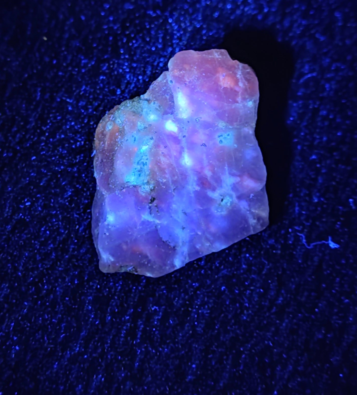 Natural fluorescent hackmanite 52 grams