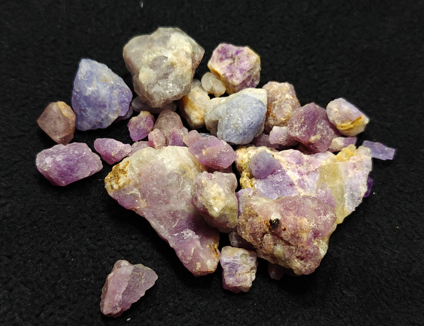 Rough Hackmanite Highly Tenebrescent Lot 100 grams