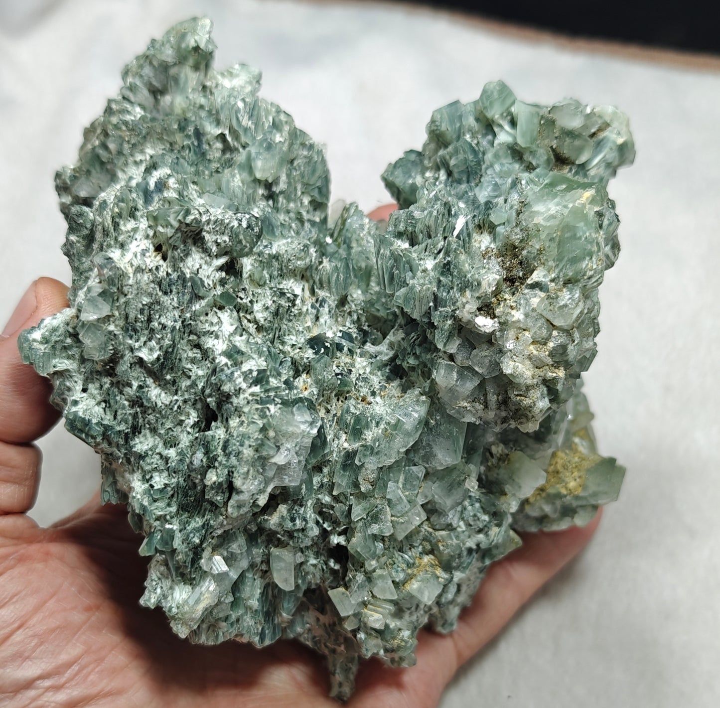 Periclene Albite with byss-olite inclusions 1050 grams