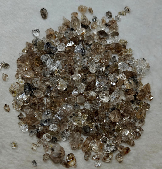 70 gram Fluorescent Diamond Quartz crystals with petroleum and Carbon inclusions