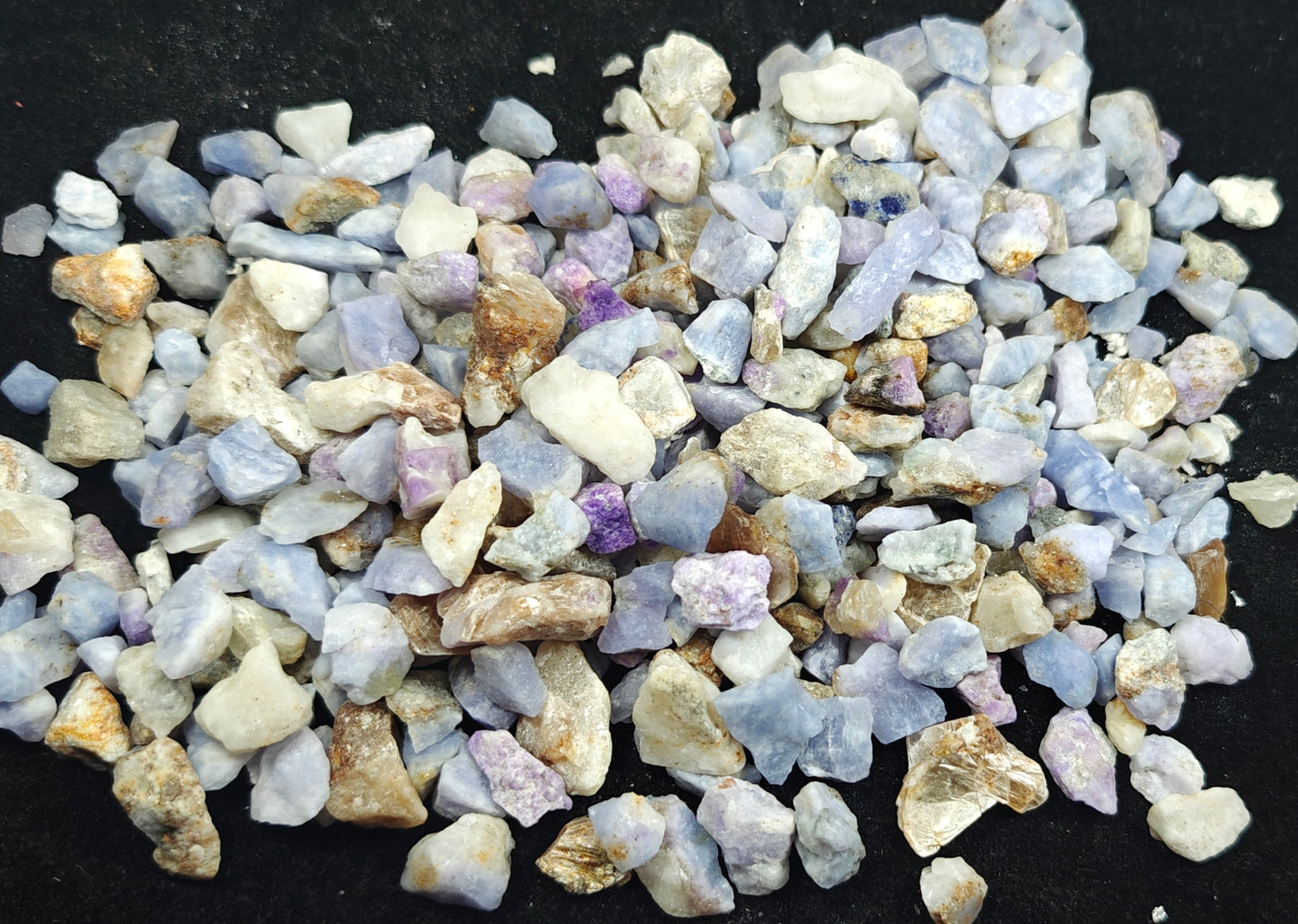 400 grams natural fluorescent Hackmanite