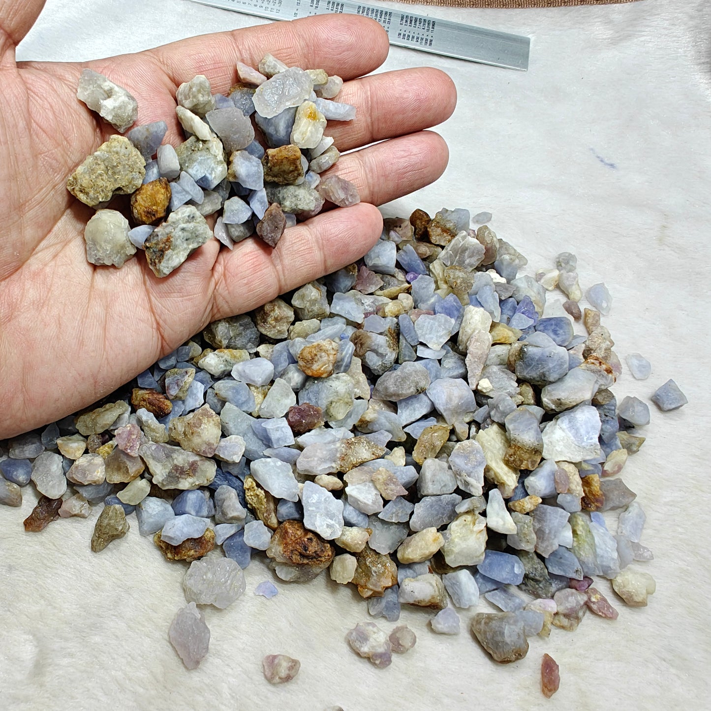 Rough Hackmanite fluorescent 450 grams