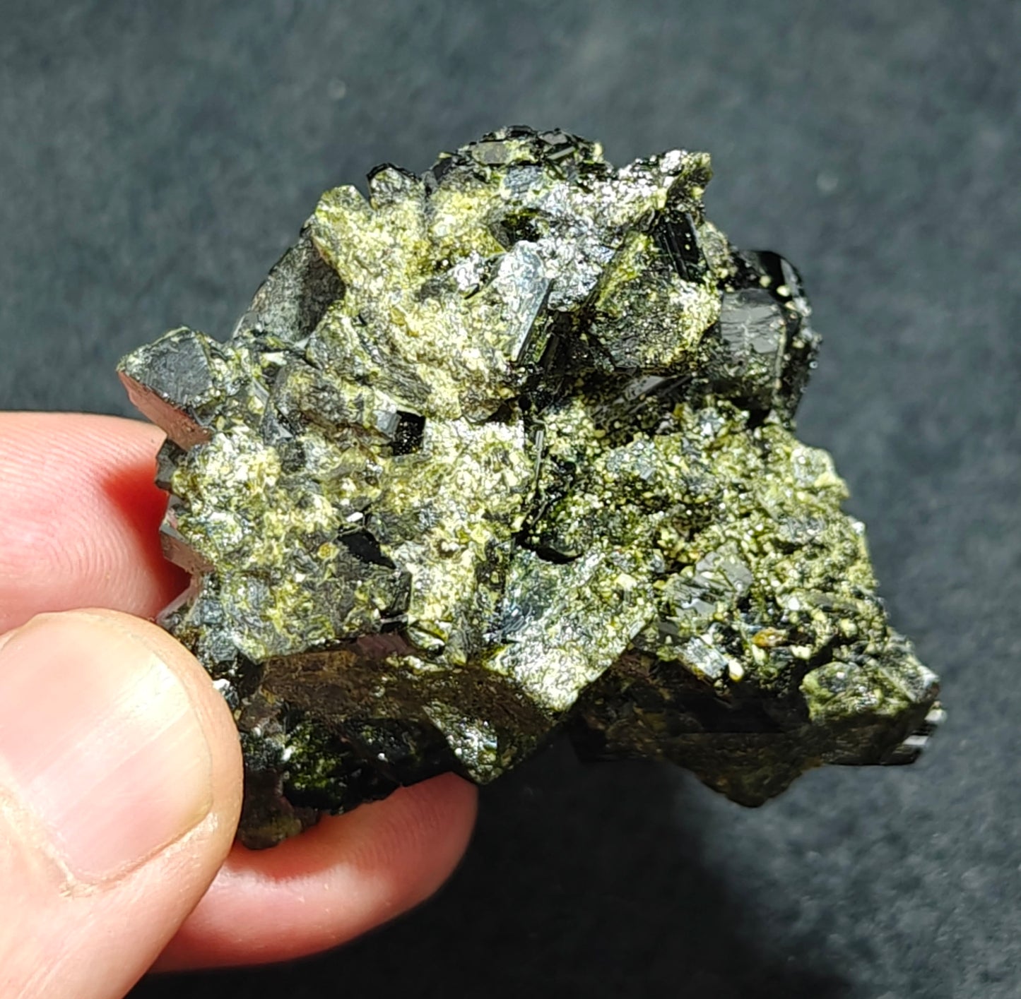 Natural Epidotes cluster dark green color 82 grams