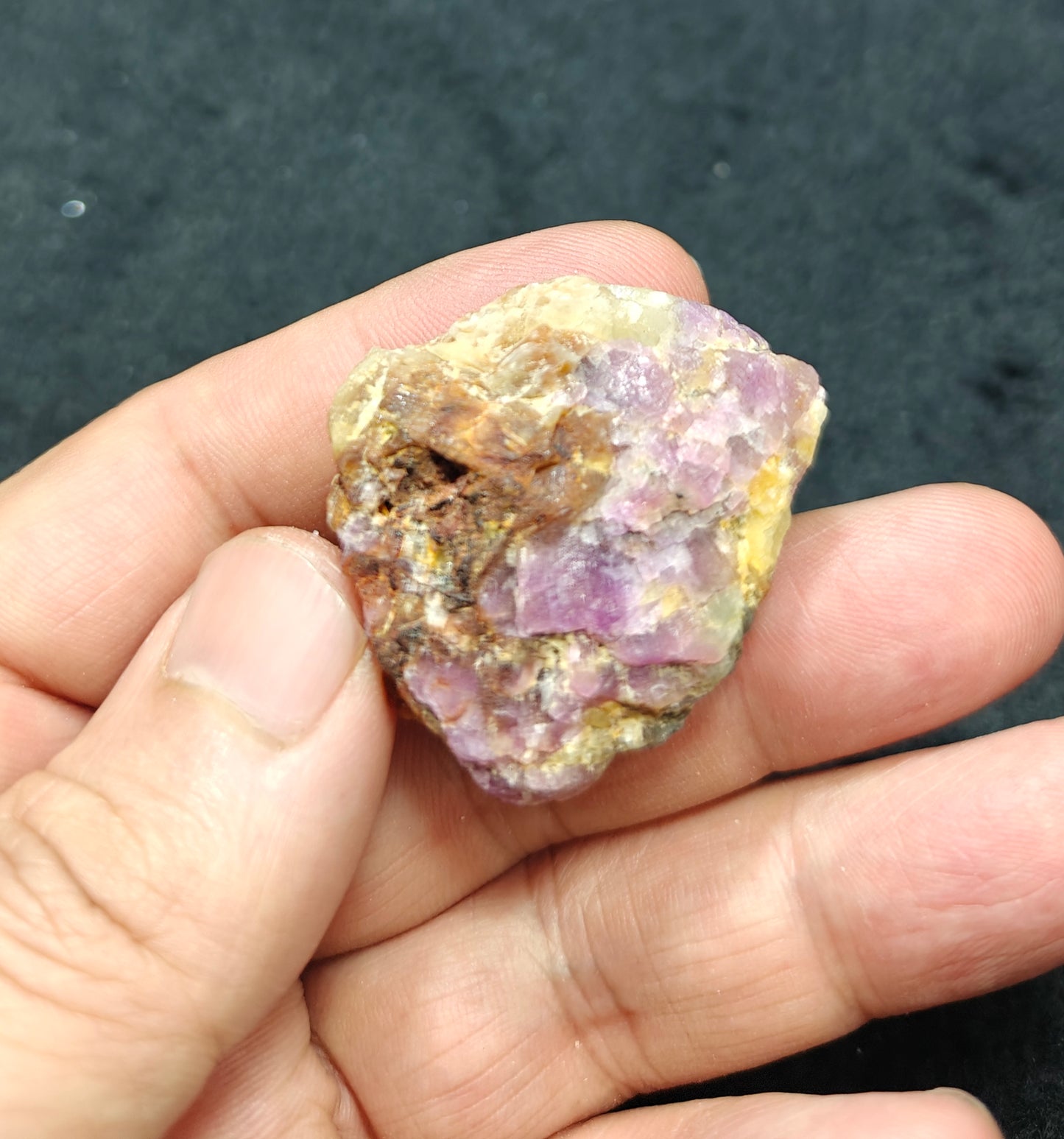 Natural fluorescent hackmanite 28 grams