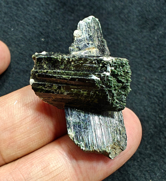 Natural aegirine crystal overlapping twin formations 21 grams