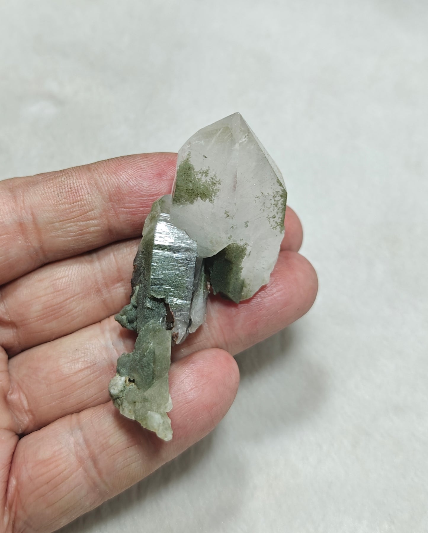 Chlorite quartz with small brookite 41 grams