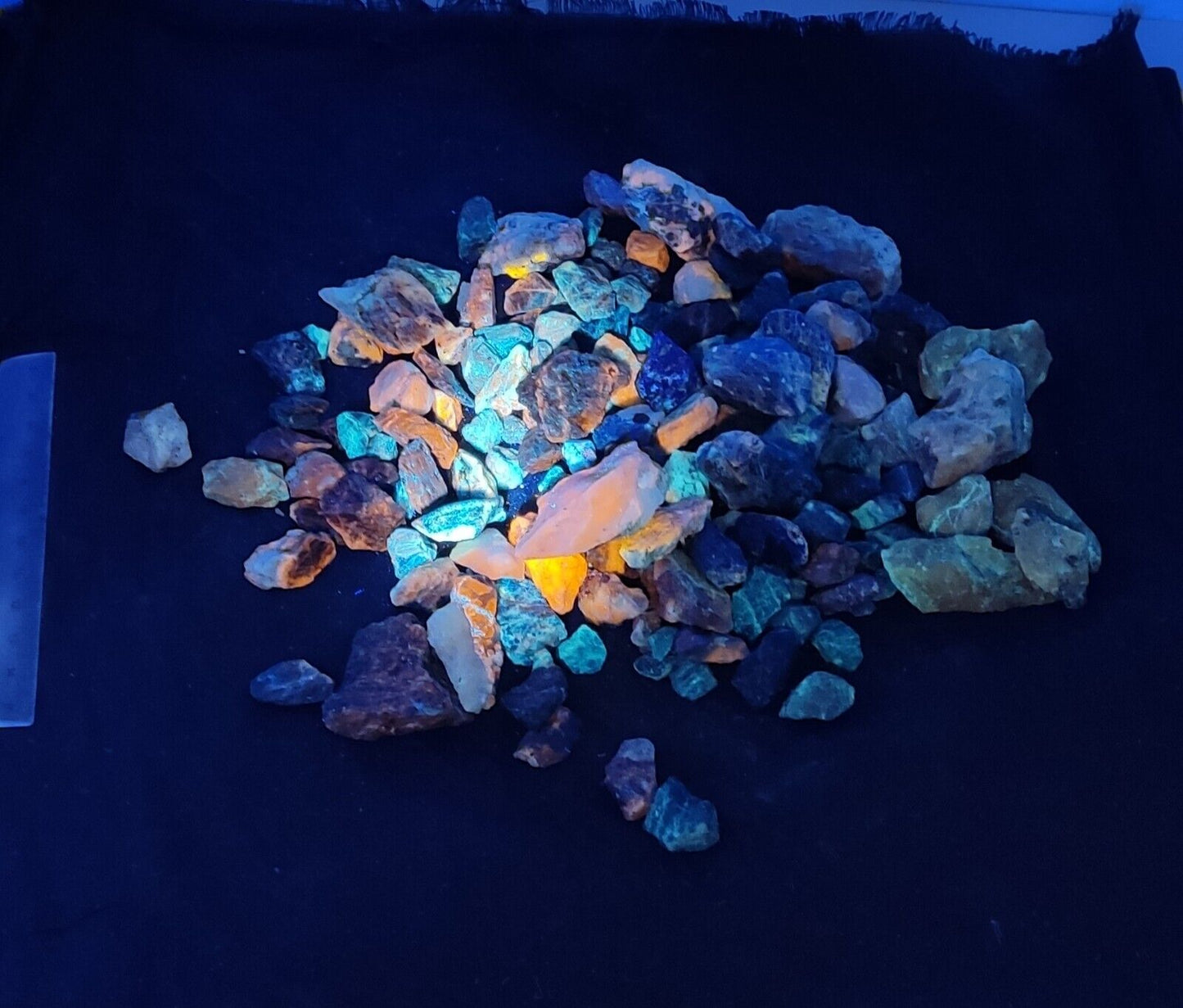 700 grams fluorescent lazurite