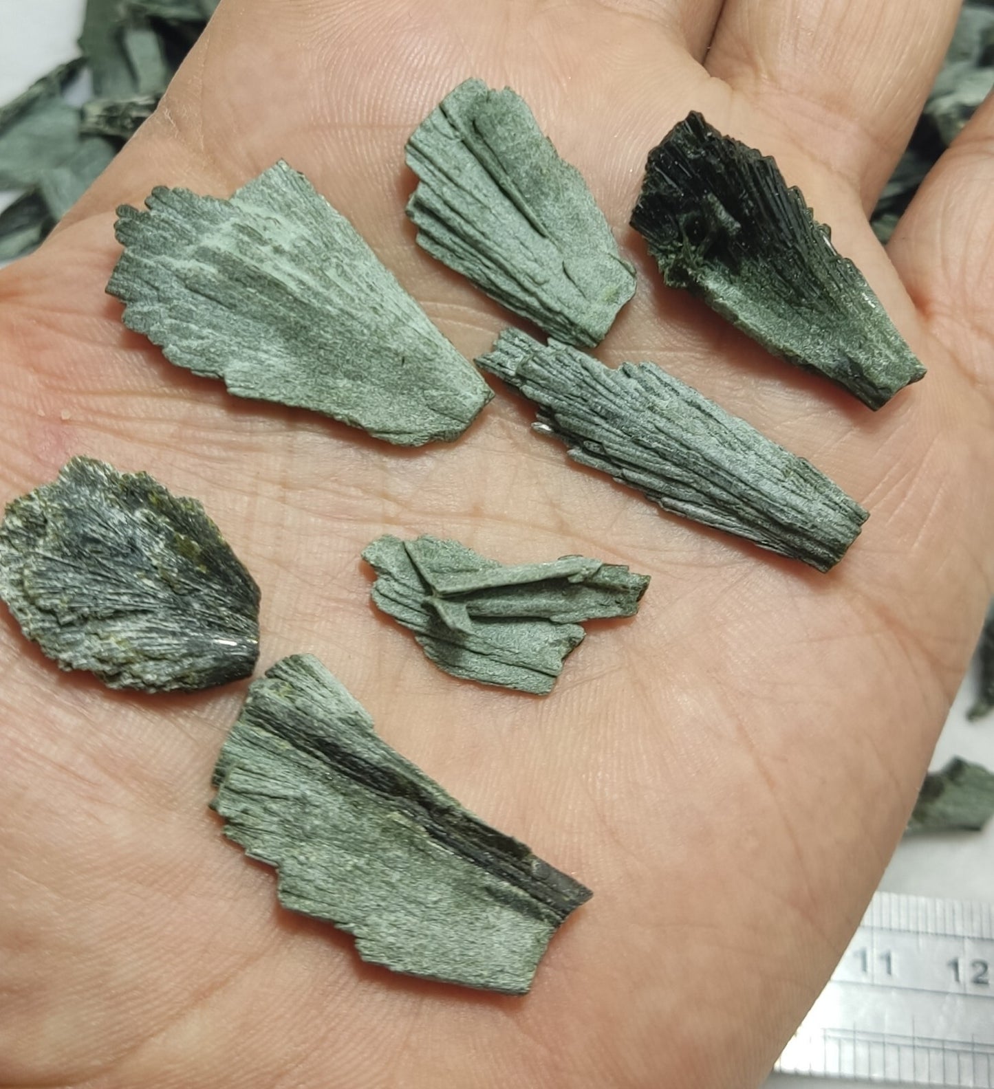 440 grams Natural epidote crystals