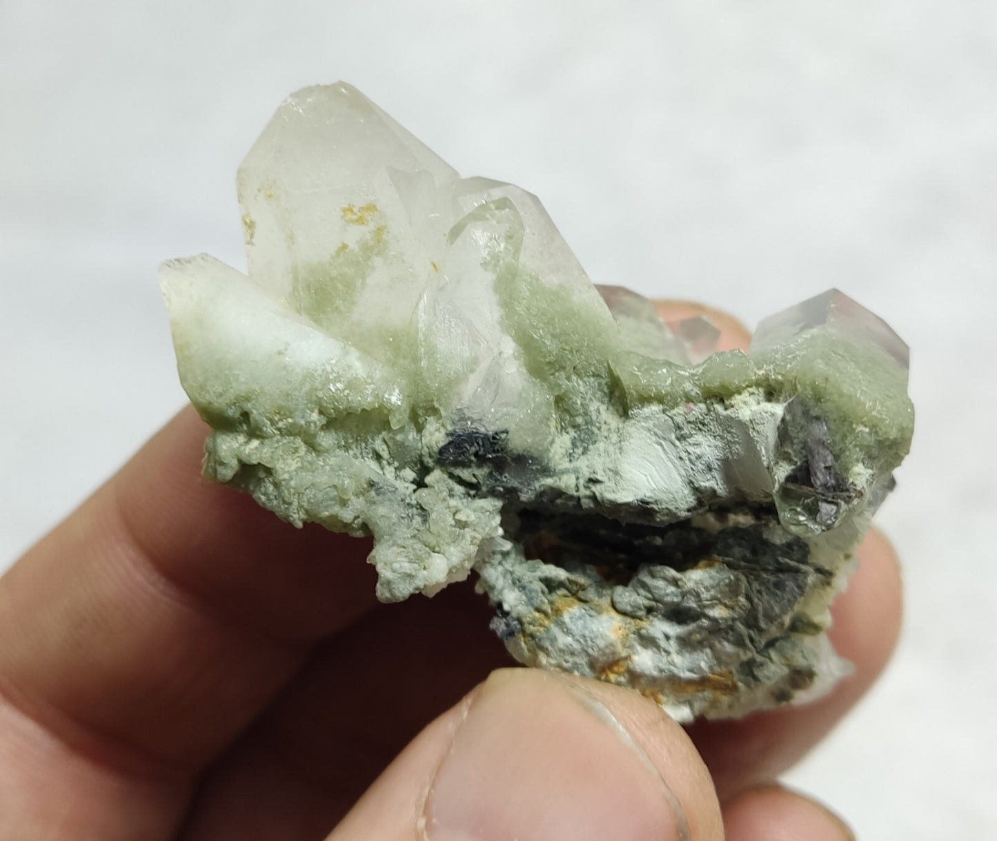 A very Aesthetic Natural terminated Chlorite-brookite Quartz 27 grams