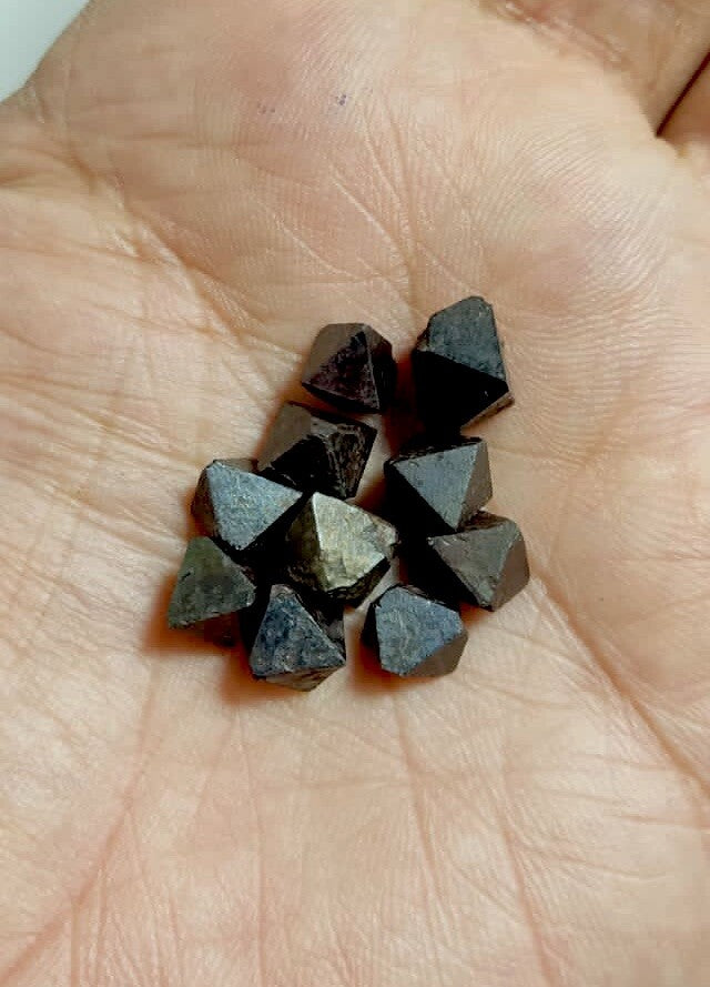 10 Pieces Of Octahedron Magnetite Crystals.