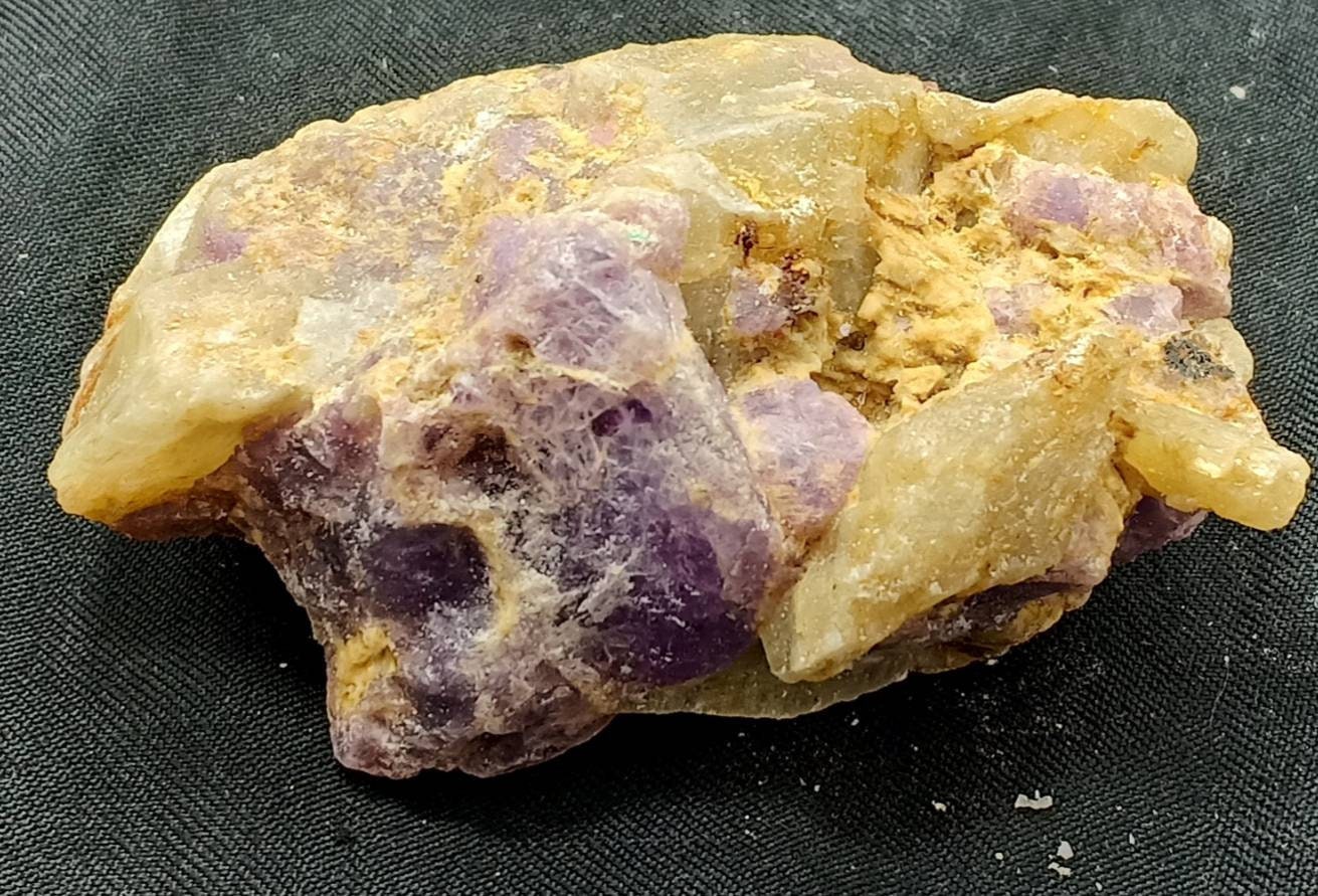 UV reactive tenebrescent Fluorescent Hackmanite Chunk with Richterite 119 grams