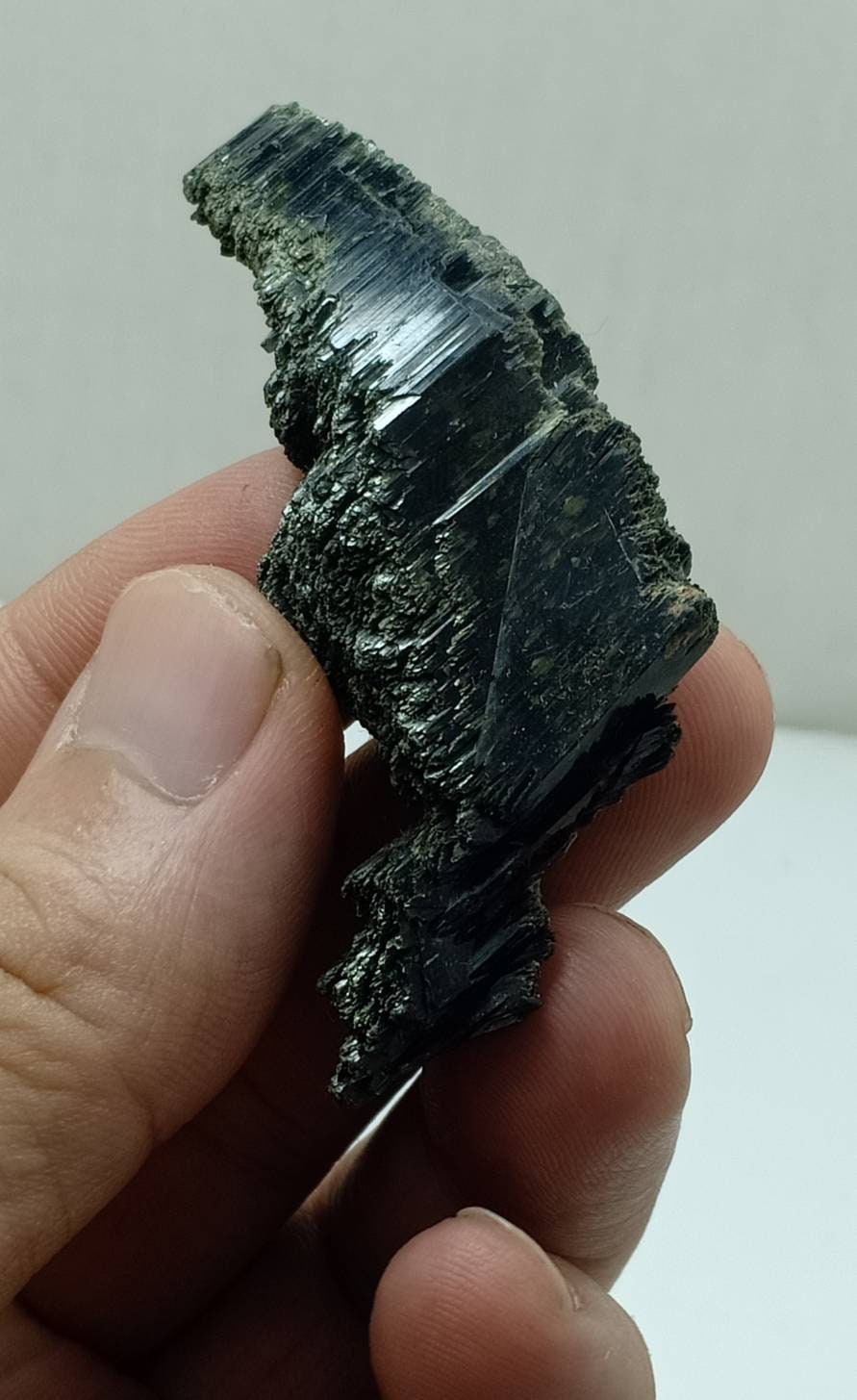 Single beautiful aesthetic aegirine crystals cluster 29 grams