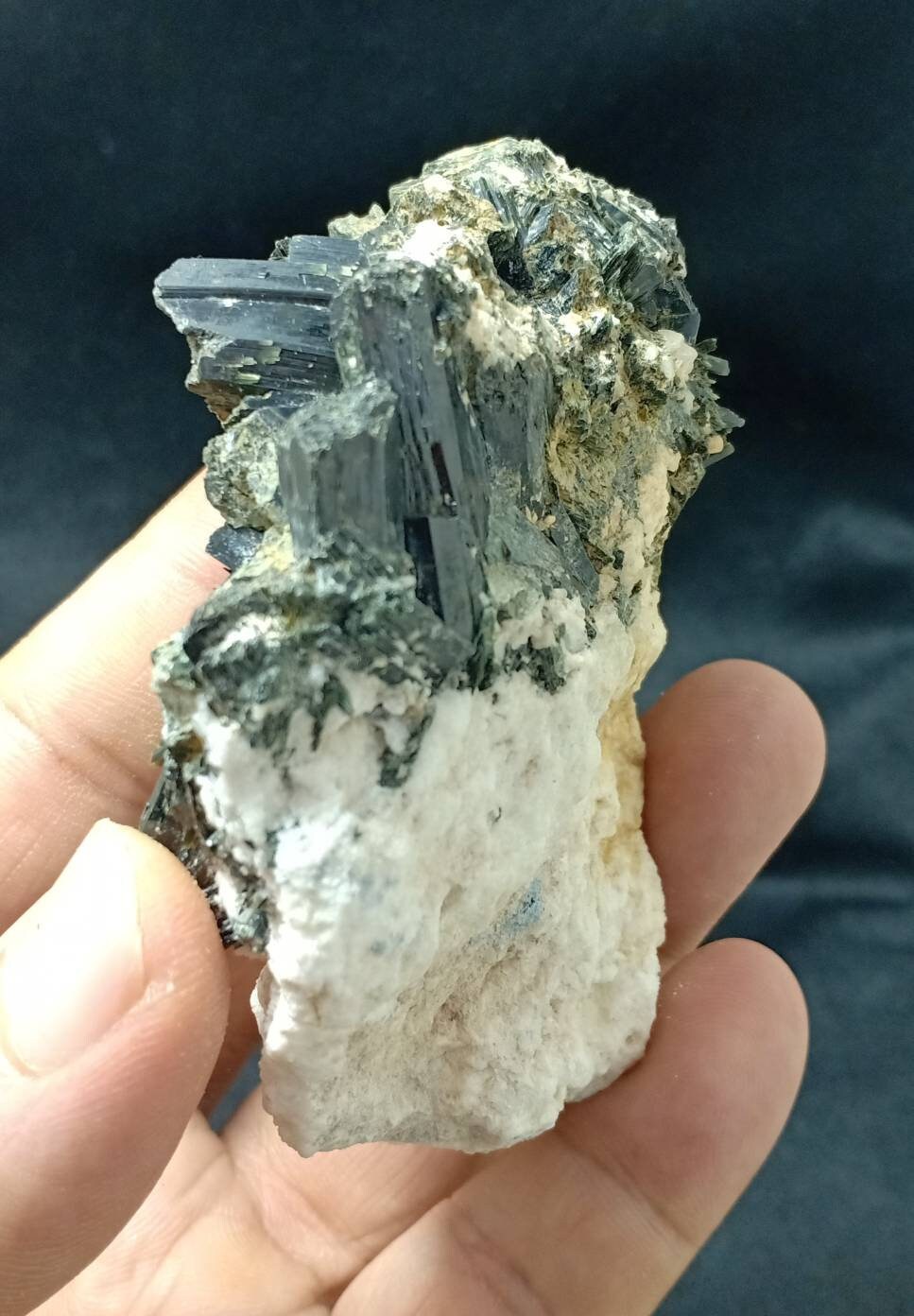 Single beautiful aesthetic aegirine crystals specimen 211 grams