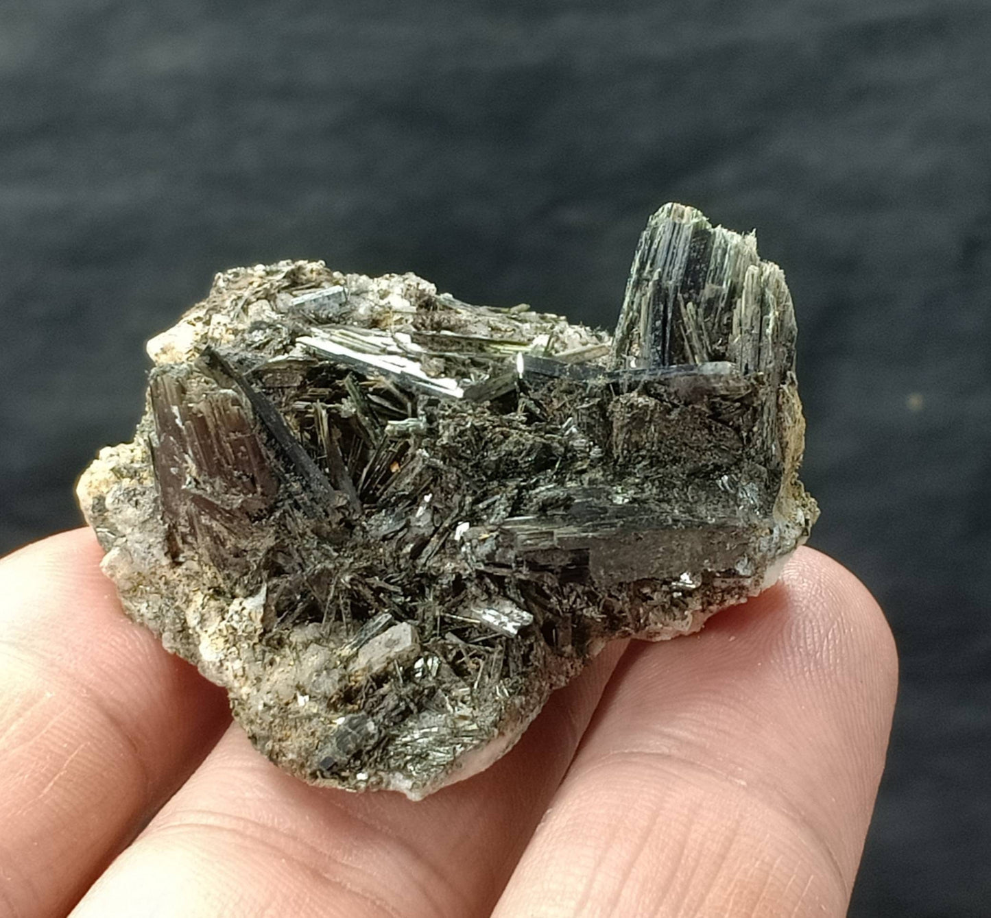 Aegirine crystals specimen 32 grams