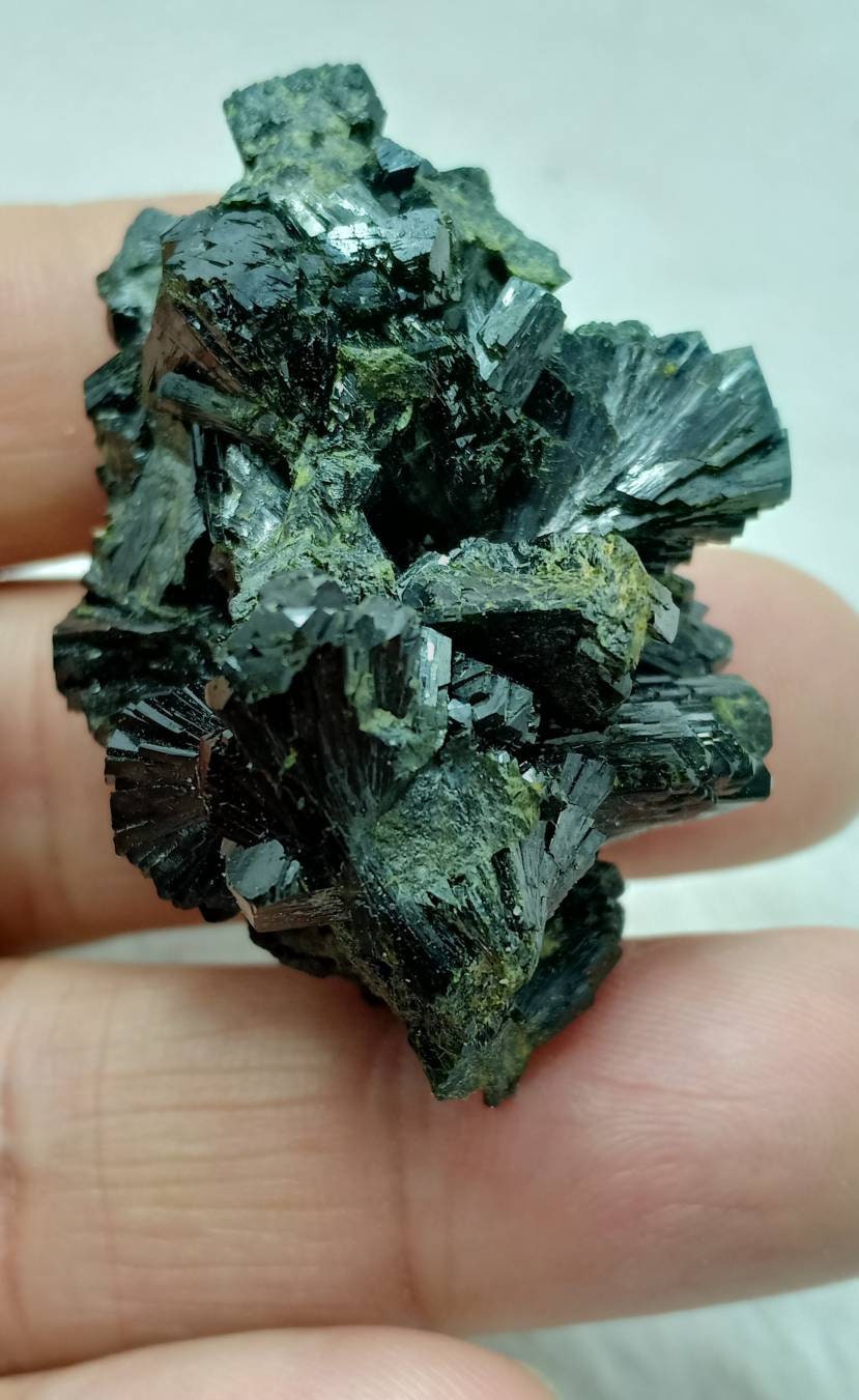 Bow tie Epidote cluster with beautiful terminations 42 grams