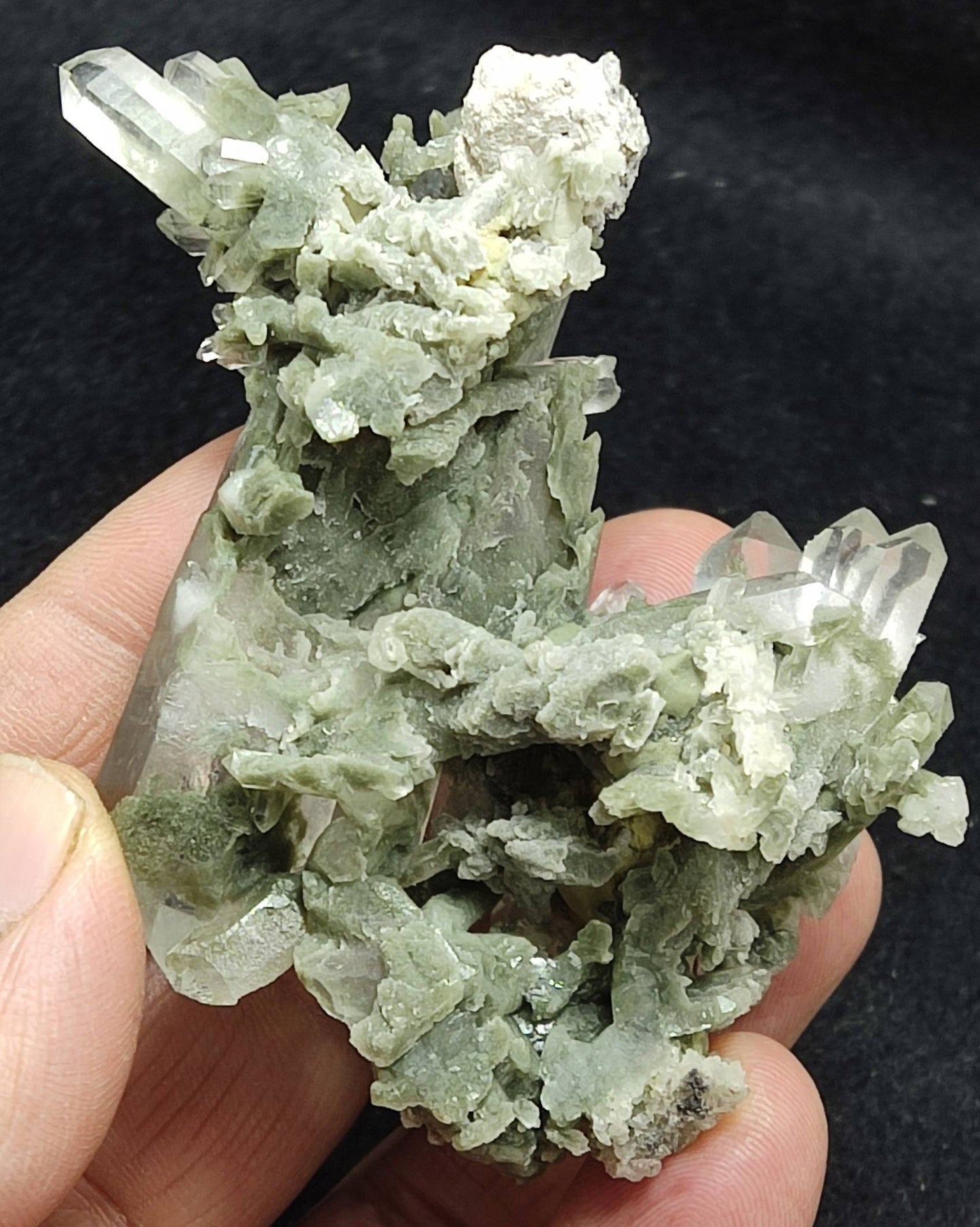 Chlorite Quartz crystals cluster 87 grams
