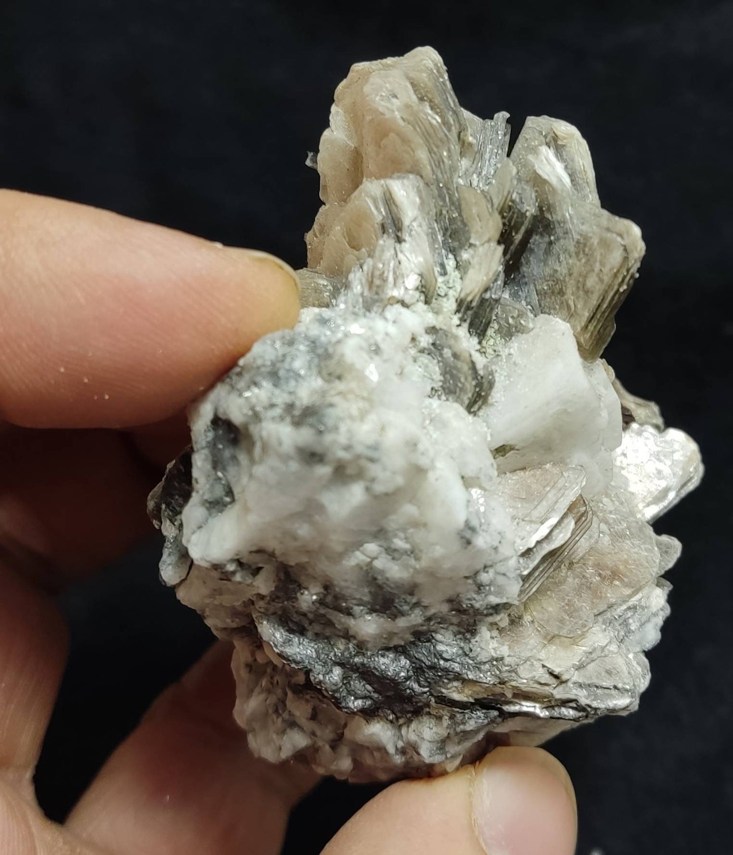 An amazing aesthetic specimen of spessartine garnet embedded in muscovite, with albite 150 grams