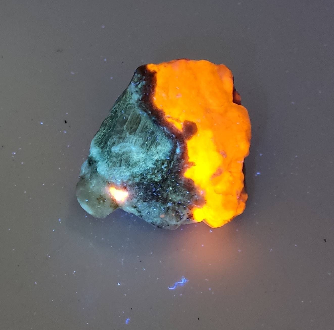 hackmanite on matrix fluorescent Tenebrescent 93 grams