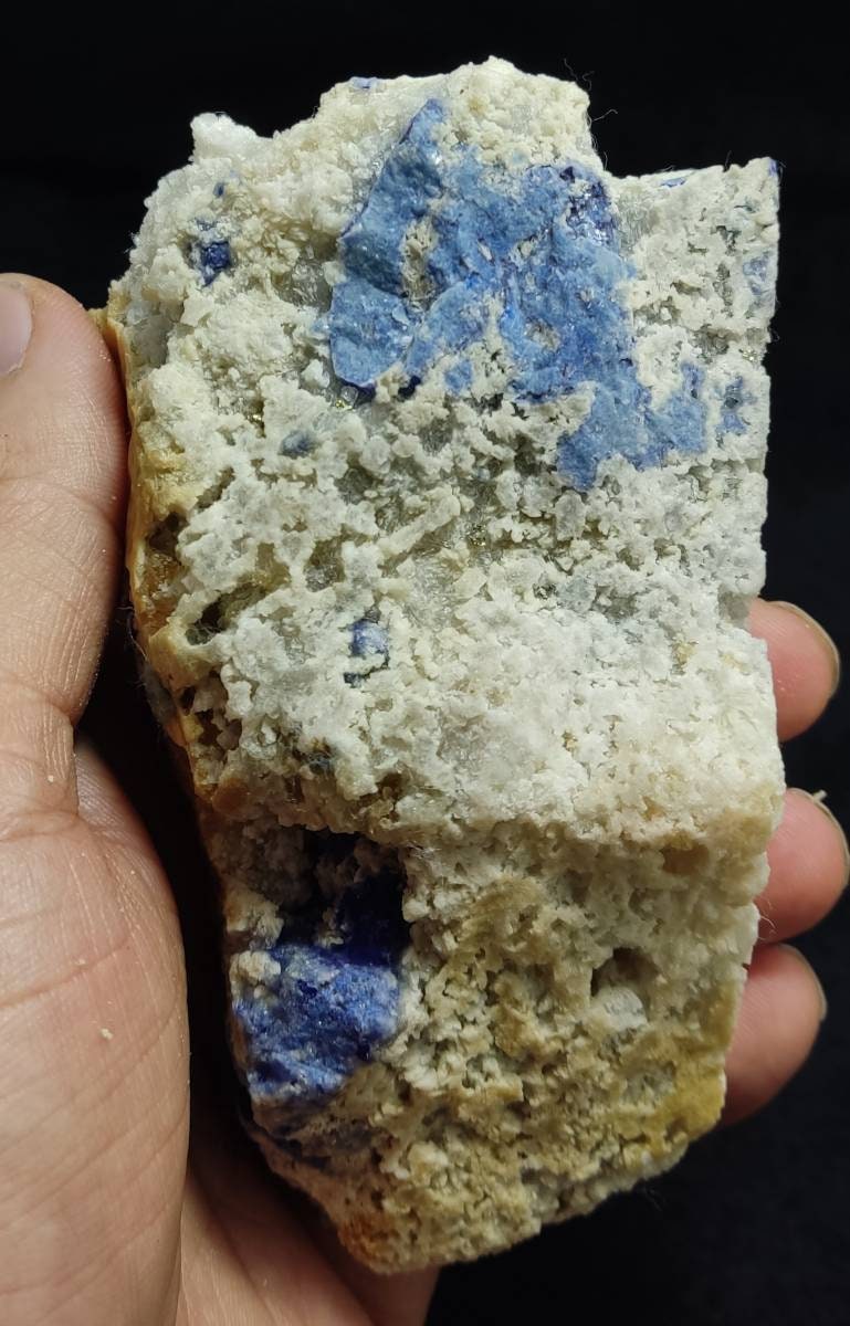 Fluorescent Lazurite on matrix 568 grams