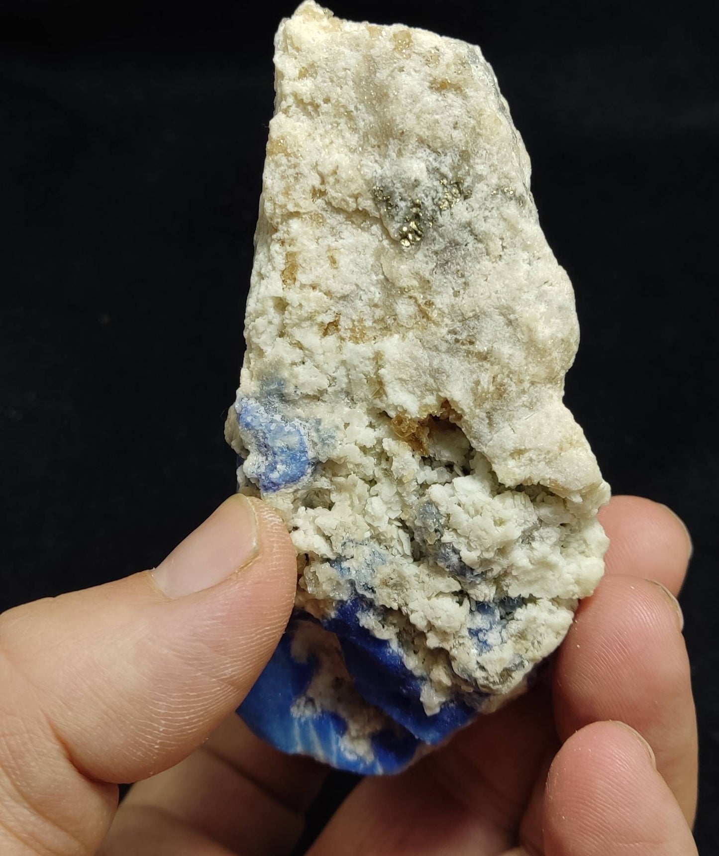 Fluorescent Lazurite on matrix 219 grams