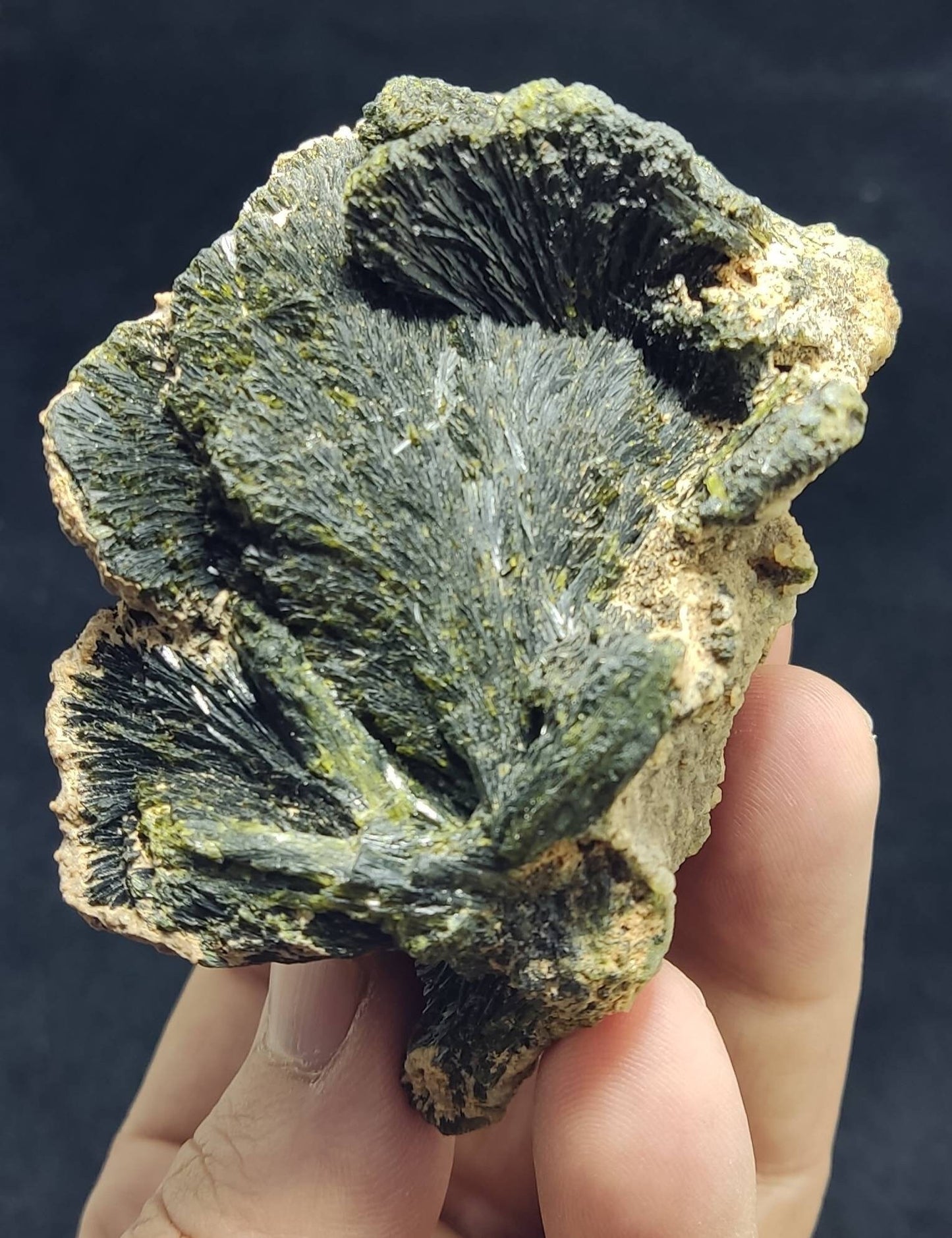 Epidotes crystal Epidotes Spray Natural Epidote Epidotes Cluster specimen of Epidote 359 grams