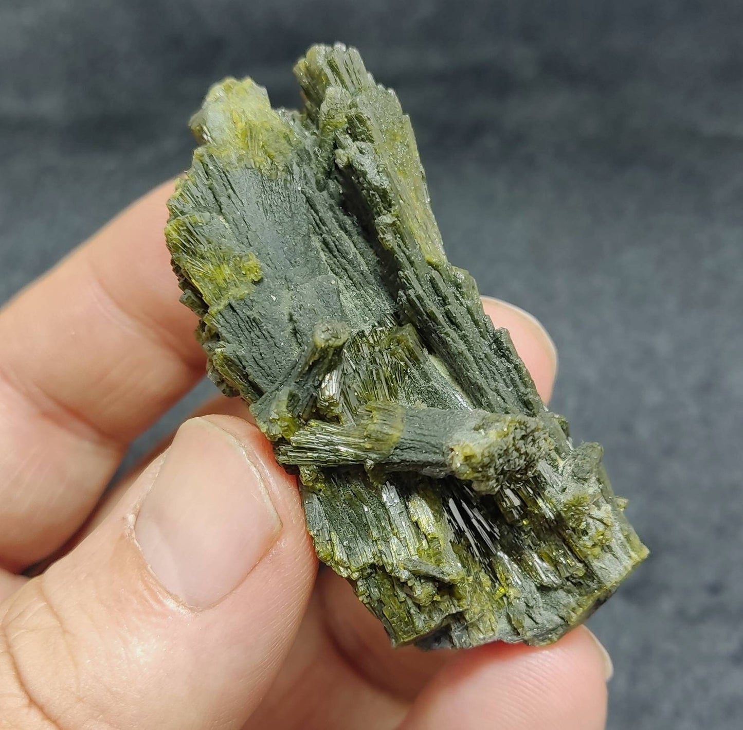 Lusterous Epidote crystal spray formations 58 grams