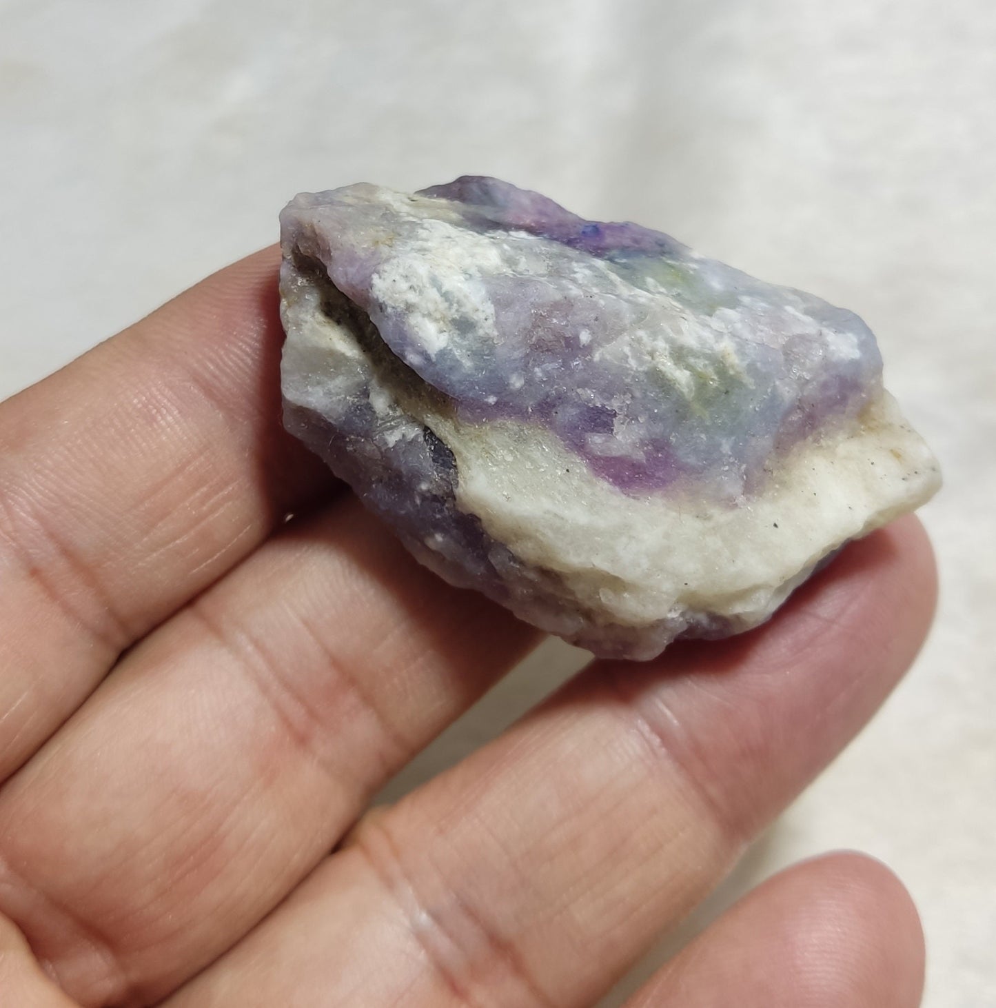 UV reactive hackmanite on matrix fluorescent Tenebrescent 33 grams