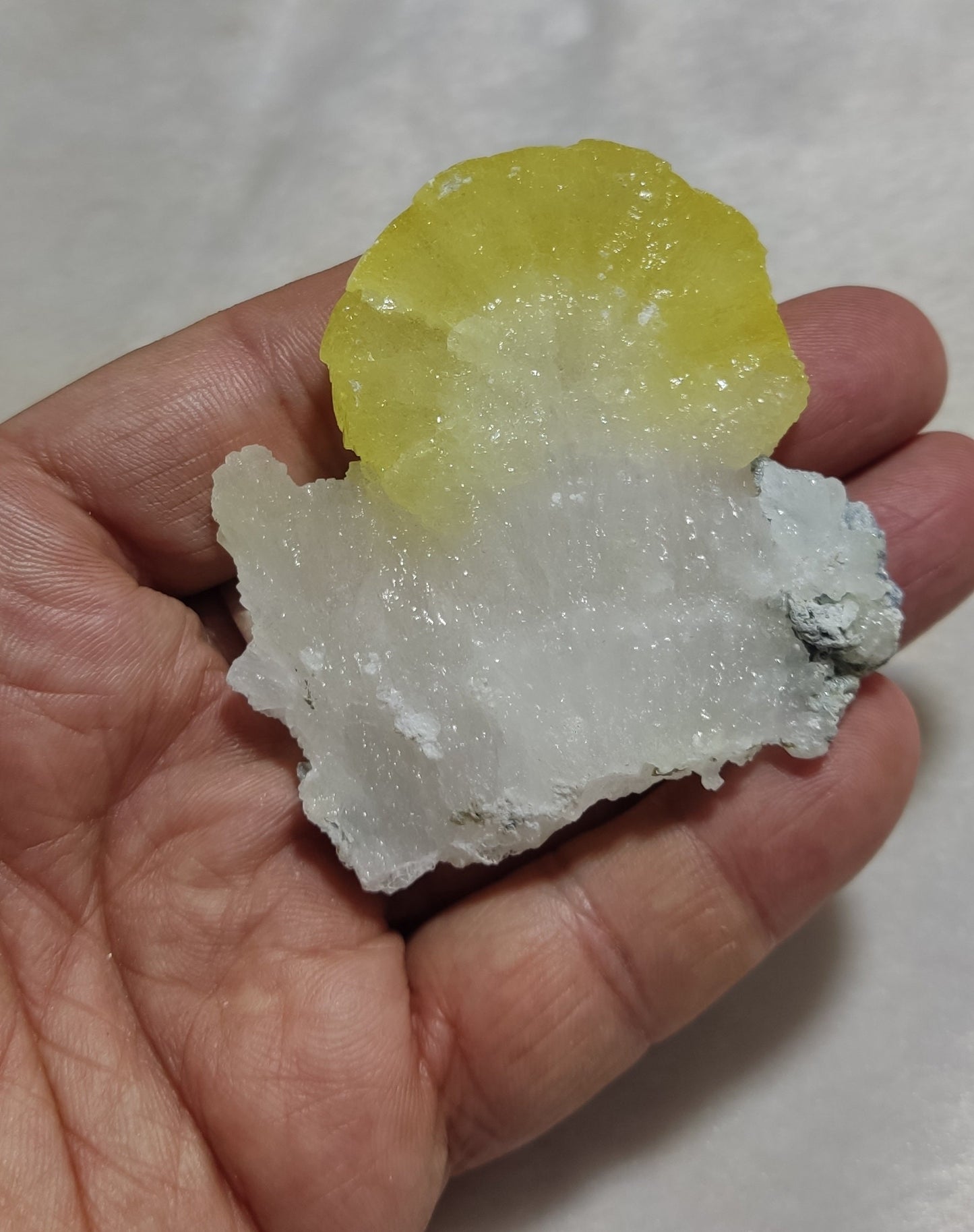 Natural yellow color Brucite 39 grams