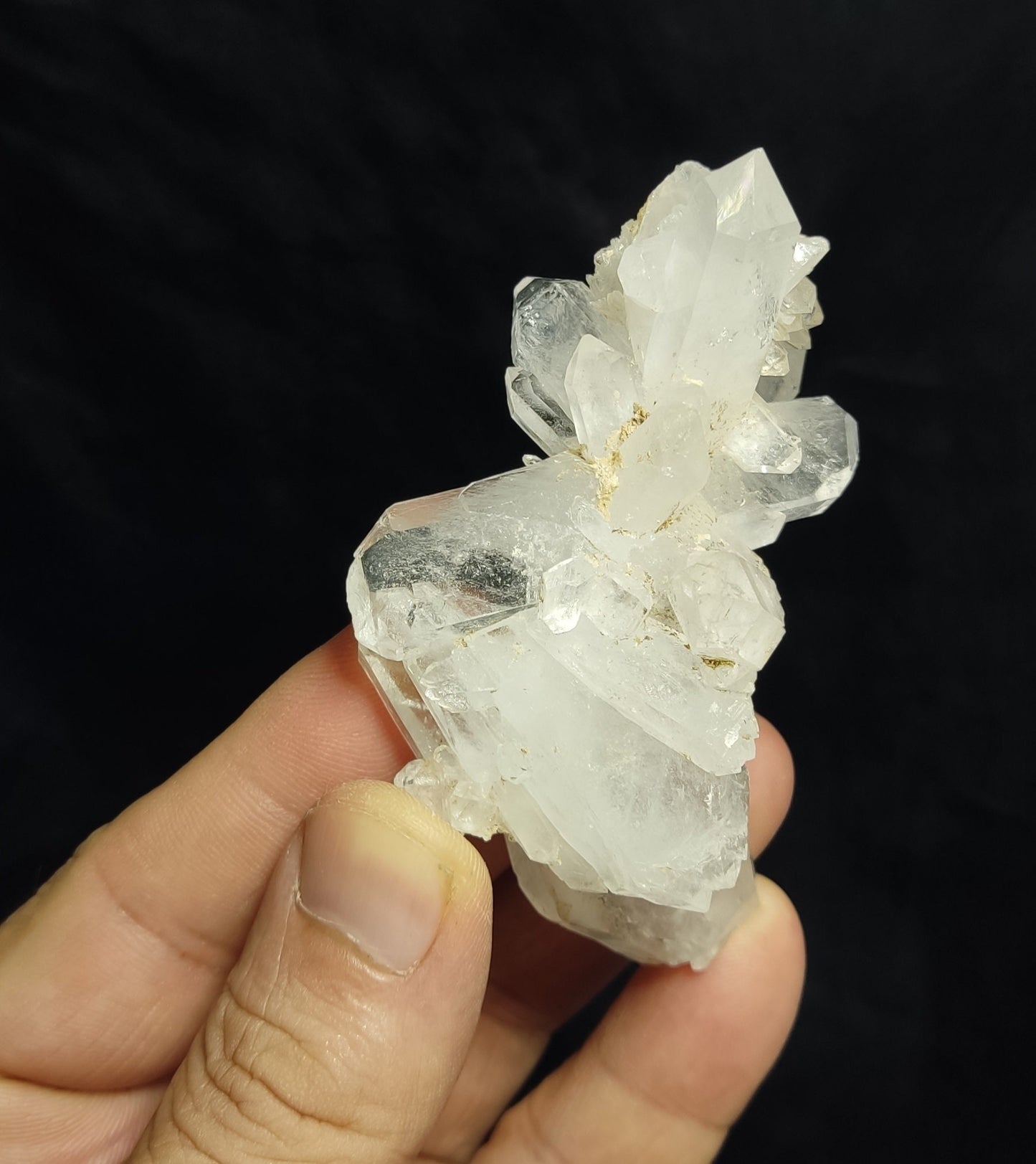 Natural lustrous quartz cluster 72 grams