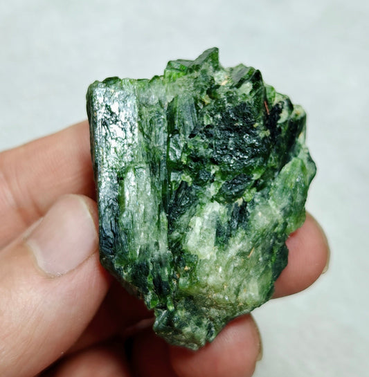 💚🌿 Diopside Gemstone: Deep Green Crystal of Heart Healing, Growth & Nature’s Energy