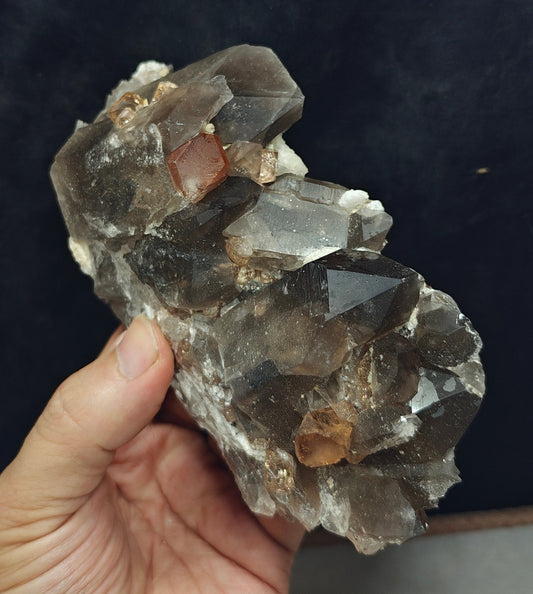 Ultimate Topaz Guide: Origins, Metaphysical Properties & Crystal Care 💚💜