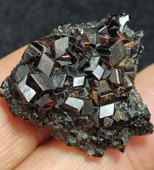 💚 Garnet Gemstone Guide – Fiery Reds, Lush Greens & Healing Energy 💎