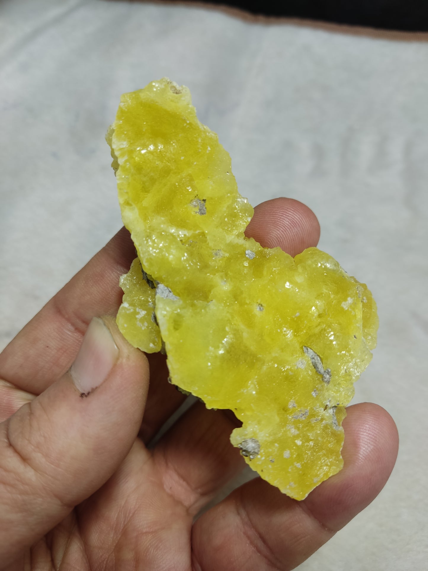 Natural yellow color Brucite 40 grams