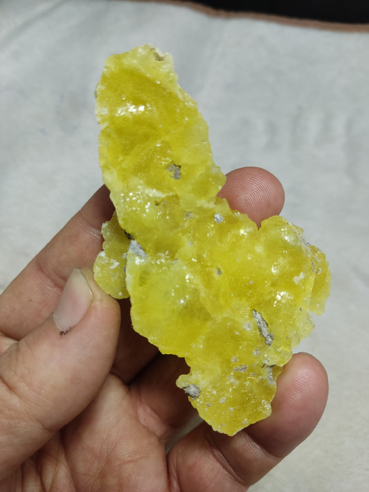 Natural yellow color Brucite 40 grams