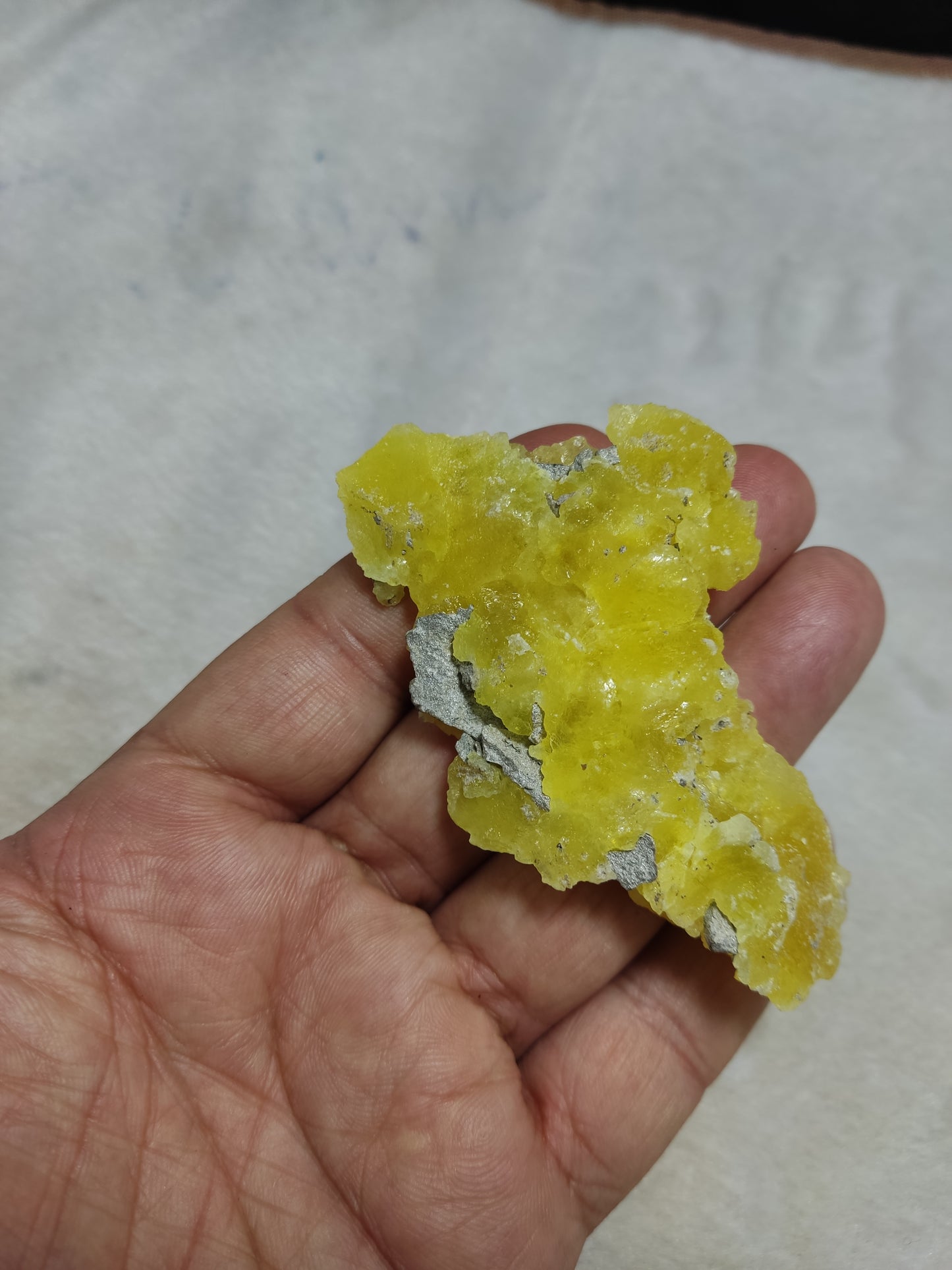 Natural yellow color Brucite 40 grams