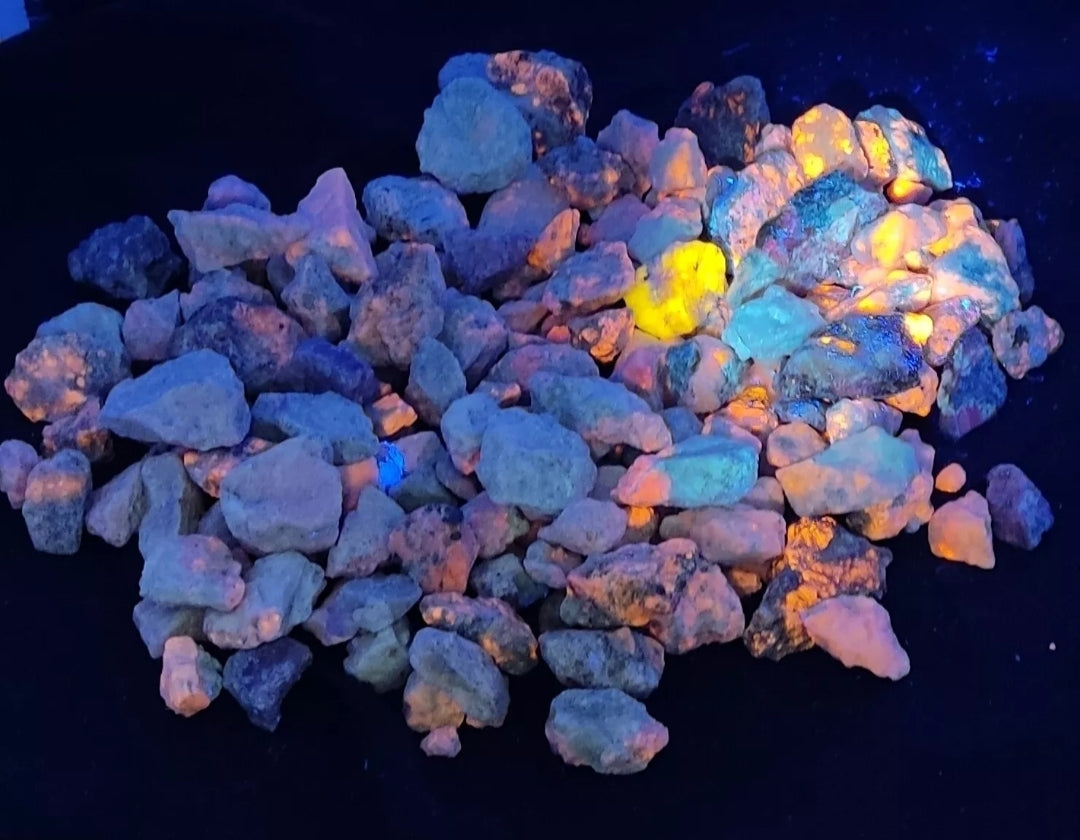 1400 grams rough fluorescent Hackmanite