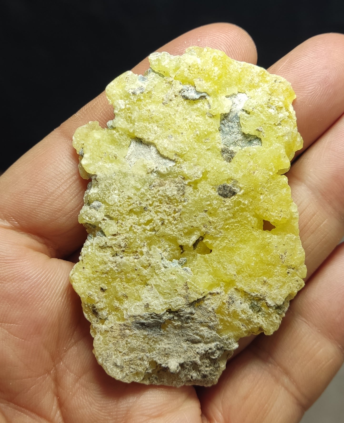 Natural yellow color Brucite 33 grams