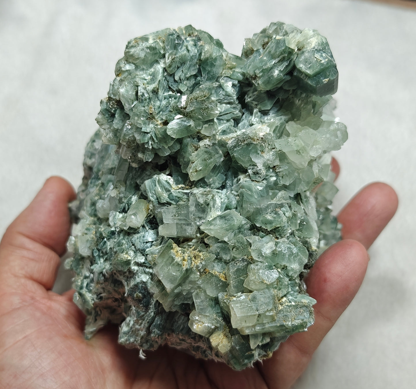 Periclene Albite with byss-olite inclusions 1050 grams